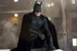 Christian Bale è Batman in una scena di Batman Begins