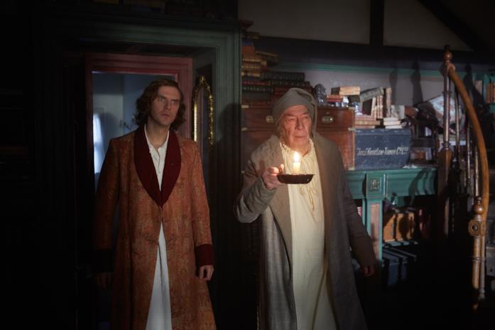 Dan Stevens e Christopher Plummer in una scena del film