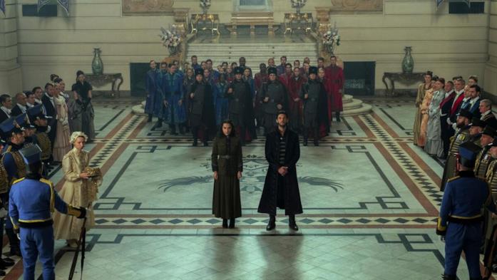 I Grisha al Grande Palazzo in una scena di Tenebre e Ossa Alina, il Generale Kirigan e i Grisha in Tenebre e Ossa