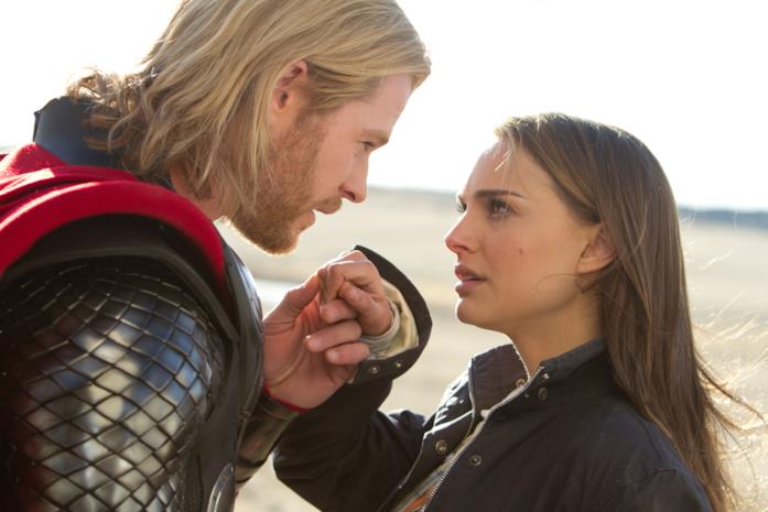 Thor promette a Jane che tornerà per lei Thor promette a Jane che farà ritorno sulla Terra