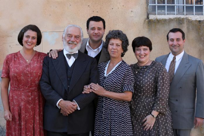 Permette? Alberto Sordi: tutto quello che c'è da sapere sull'omaggio all'Albertone nazionale Luisa Ricci, Giorgio Colangeli, Edoardo Pesce, Paola Tiziana Cruciani, Michela Giraud e Paolo Giangrasso in una scena del film Permette? Alberto Sordi