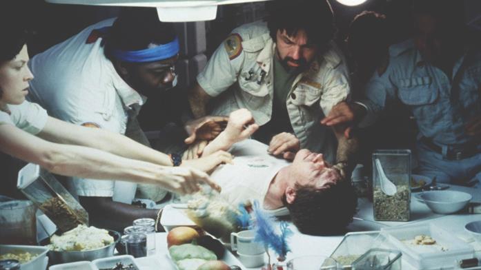 Il povero Kane durante la terribile scena della cena Il membro dell'equipaggio Kane è interpretato da John Hurt