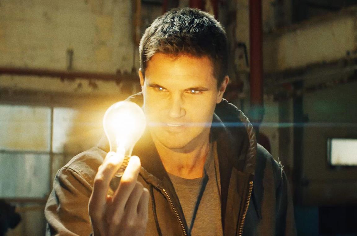 Robbie Amell è Connor Reed in Code 8