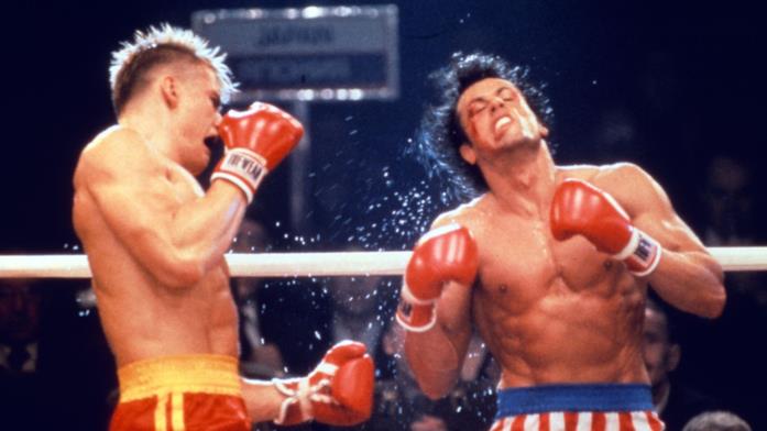 Rocky vs Ivan Drago in Rocky IV Ivan Drago colpisce al fianco Rocky Balboa in Rocky IV