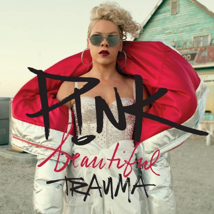 Pink nella copertina del suo ultimo album "Beautiful Trauma" La cantante Pink in copertina in "Beautiful Trauma", il suo settimo album studio