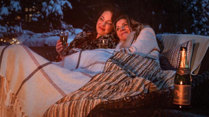 Tully e Kate nel finale de L'estate in cui imparammo a volare Le due protagoniste in una scena dal finale di stagione della serie Netflix