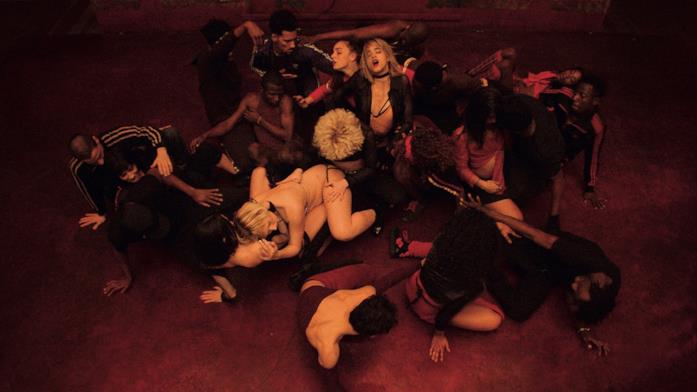 Climax, di Gaspar Noè (2018) Una scena di ballo di tutta la compagnia di ballerini