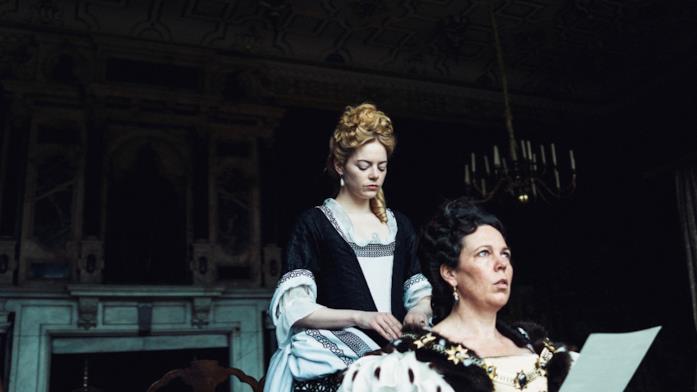 Emma Stone e Olivia Colman in La Favorita Abigail pettina la regina