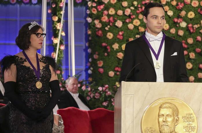 Mayim Bialik e Jim Parsons nell'episodio finale di The Big Bang Theory
