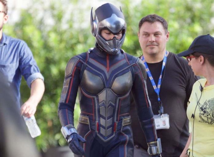 Evangeline Lilly indossa il suo costume da Wasp Evangeline Lilly indossa il suo costume da Wasp sul set del film