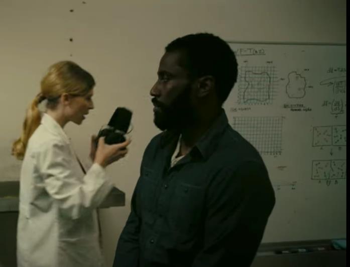 Cos'è l'inversione del flusso del tempo in Tenet John David Washington e Clémence Poésy in una scena di Tenet