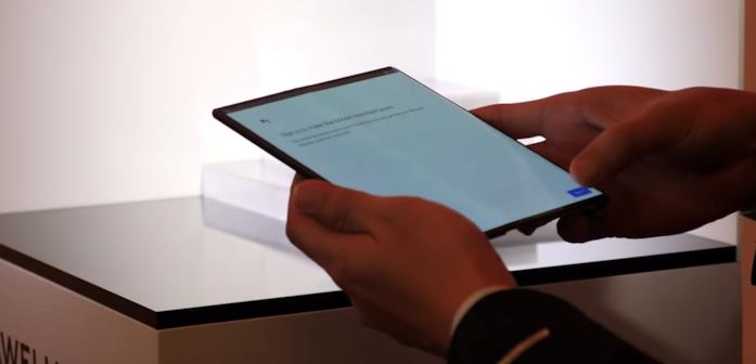 Da aperto, il display di Huawei Mate X non è perfettamente piatto Screenshot dal video di presentazione di Huawei Mate X