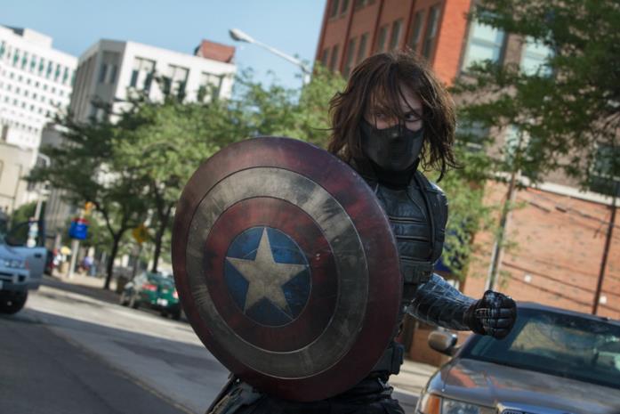 Winter Soldier con lo scudo di Captain America