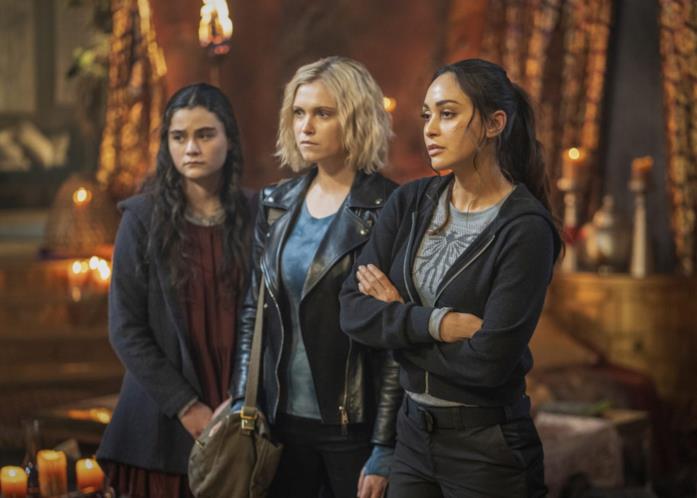 Maddie, Clarke e Raven in una scena della settima stagione