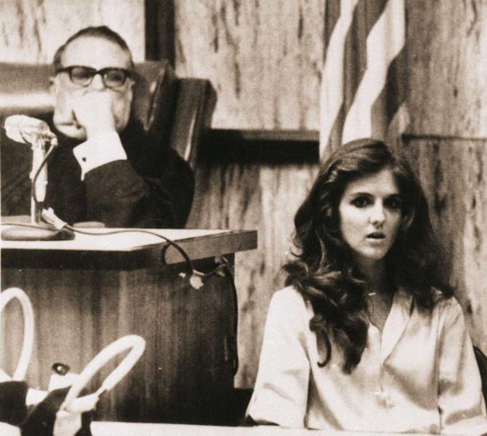 Carol DaRonch una vittima sopravvissuta a Ted Bundy Carol DaRonch durante il processo a Ted Bundy