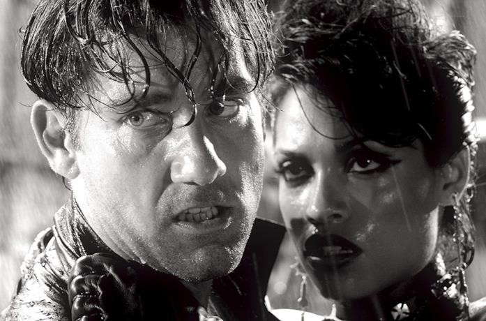 Clive Owen e Rosario Dawson in una scena del film Sin City