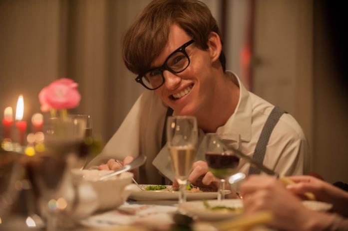 Eddie Redmayne in una scena de La teoria del Tutto Eddie Redmayne nei panni di Stephen Hawking