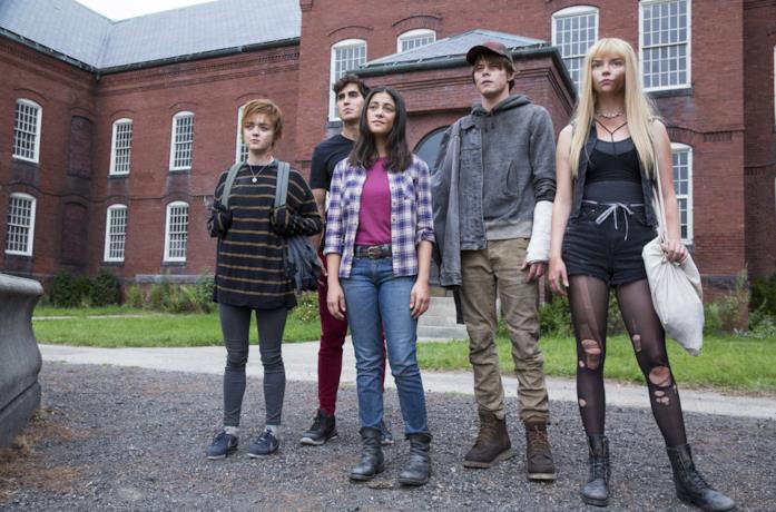 I protagonisti di The New Mutants Il gruppo di mutanti si trova davanti all'ingresso dell'istituto in cui dovranno vivere