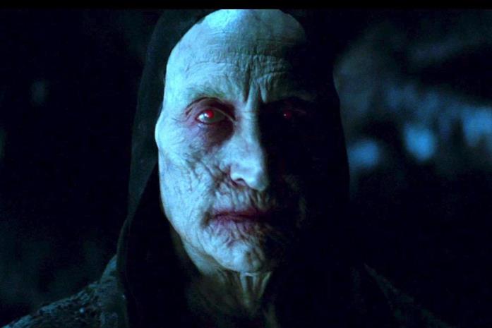 Il Maestro Vampiro Charles Dance nel ruolo del Maestro Vampiro in Dracula Untold
