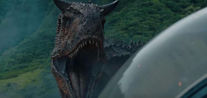 Jurassic World: Il Regno Distrutto, il Carnotauro nel trailer Il Carnotauro minaccia Owen e soci