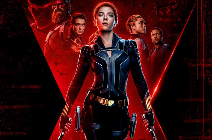 Vedova Nera nel poster promozionale, a tinte rosse, di Black Widow