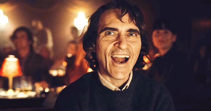 Joaquin Phoenix ride in una scena del film Joker