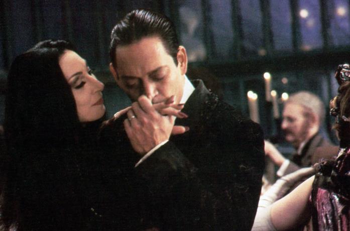 Gomez e Morticia Addams ballano insieme