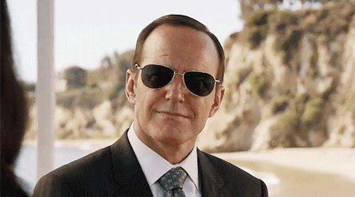 L'agente Phil Coulson potrebbe tornare nel MCU? Coulson con gli occhiali da sole