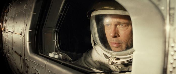 Brad Pitt in missione nello spazio Brad Pitt guarda fuori al finestrino della sua navicella in una scena del film