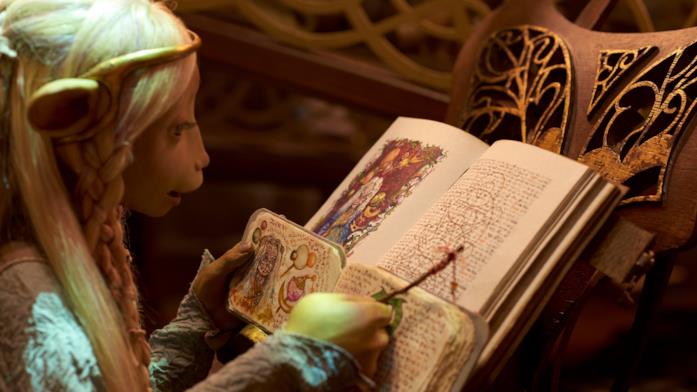 Brea in una scena della serie Brea sta traducendo e leggendo un testo