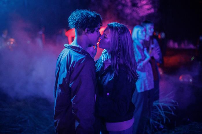 Vinterviken, l'amore interrazziale in Svezia: cosa devi sapere sul nuovo film Netflix Mustapha Aarab e Elsa Öhrn in una scena del film Vinterviken