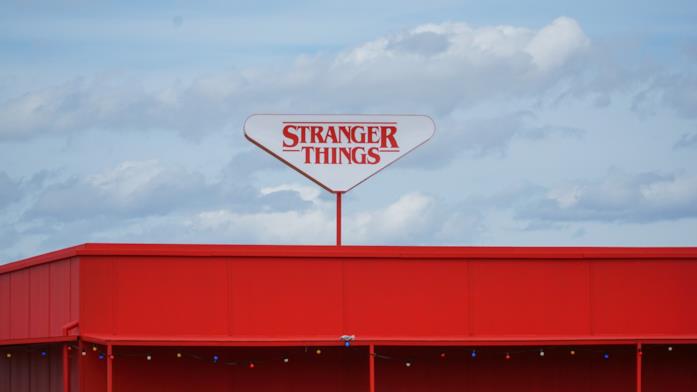 Il cartello di Stranger Things su un capannone rosso