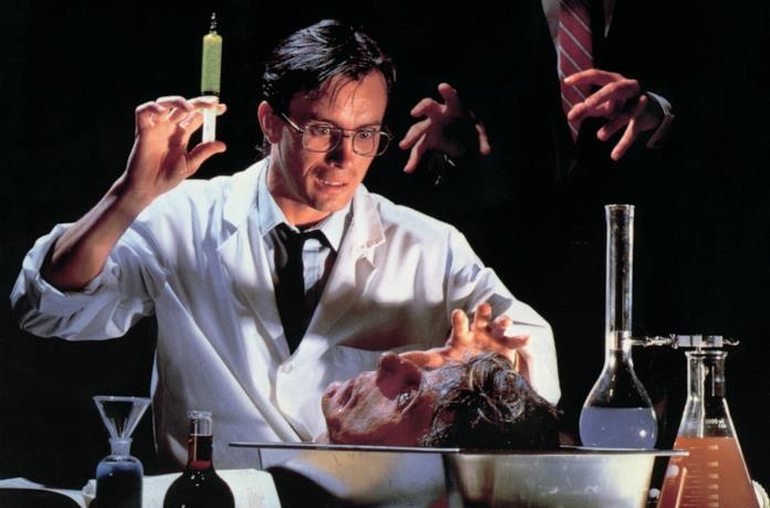 Una scena del film Re-Animator di Stuart Gordon