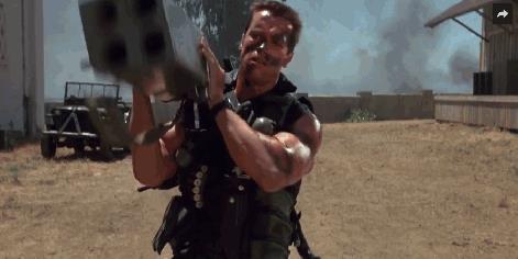 Arnold Schwarzenegger in una scena di Commando