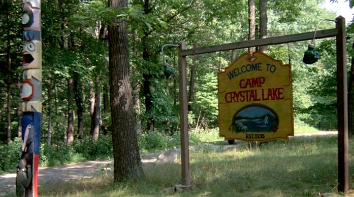 Il campeggio Crystal Lake ispirato al film Venerdì 13 Crystal Lake è il campeggio maledetto scenario del film Venerdì 13