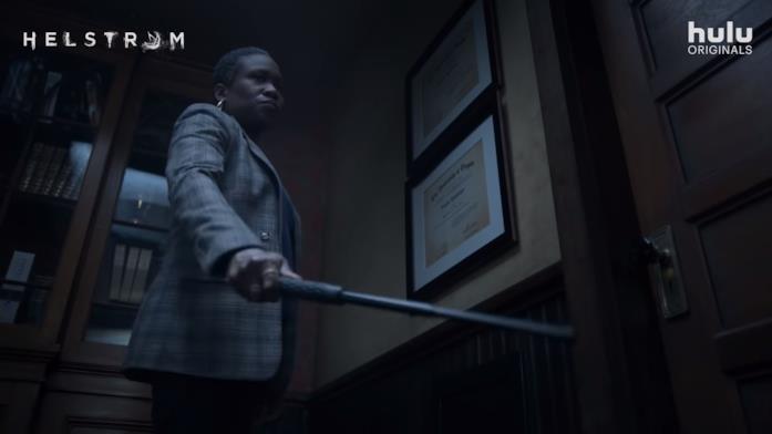 Helstrom, trama e cast dello show di Hulu Dr. Louise Hastings con un bastone in mano