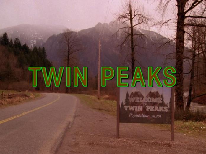 Twin Peaks, un frame della sigla della serie TV, un titolo storico negli anni '90 Twin Peaks, un frame della sigla della serie TV di culto degli anni '90