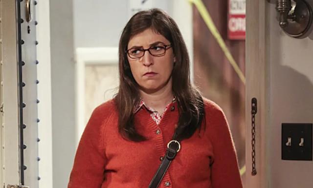 Amy, neurobiologa di The Big Bang Theory Primo piano di Mayim Bialik