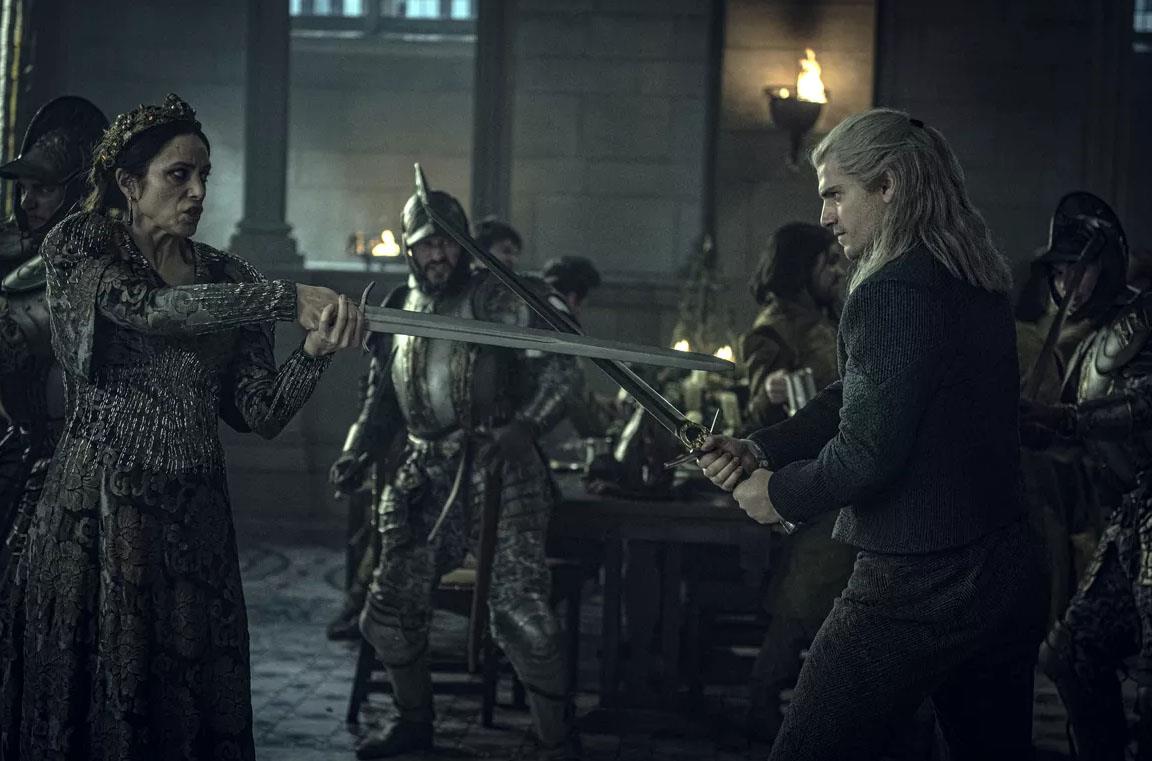 Henry Cavill in una scena di combattimento di The Witcher