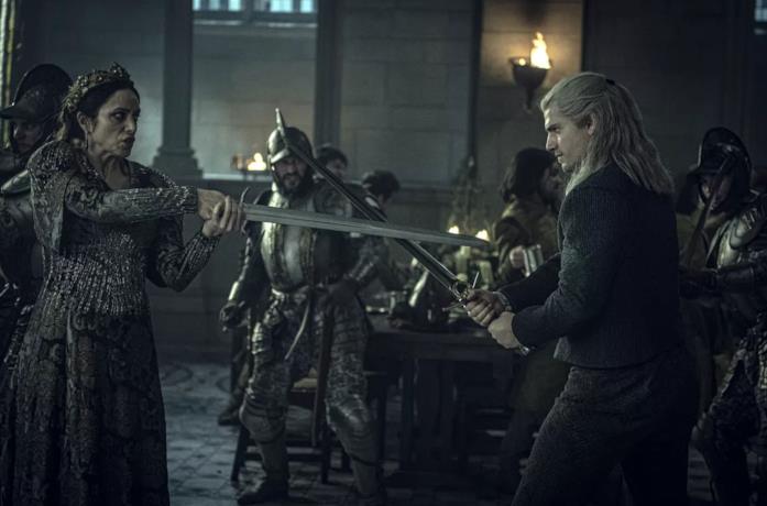 Henry Cavill in una scena di combattimento di The Witcher