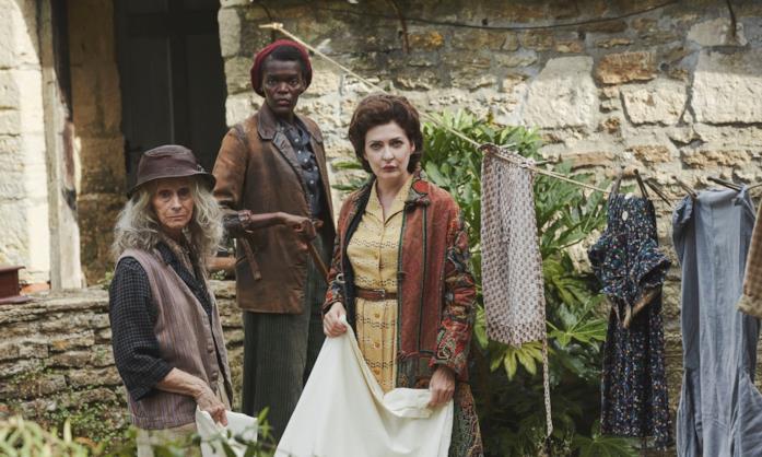 Rita Tushingham (Bella), Sheila Atim (Thyrza) e Kathy Kiera Clarke (Sybil) in The Pale Horse Le streghe di The Pale Horse