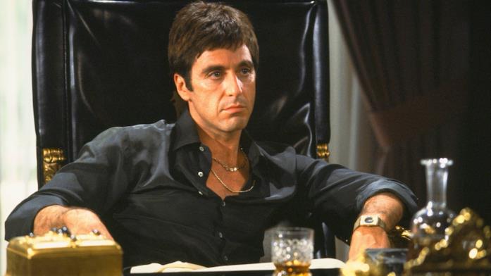 Al Pacino nei panni di Tony Montana Tony Montana seduto nel suo lussuosissimo studio