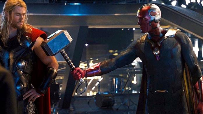 Visione riesce a sollevare Mjollnir Visione solleva il martello di Thor in una scena di Age of Ultron