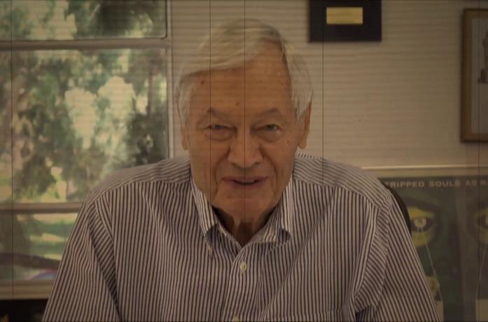 Un primo piano di Roger Corman