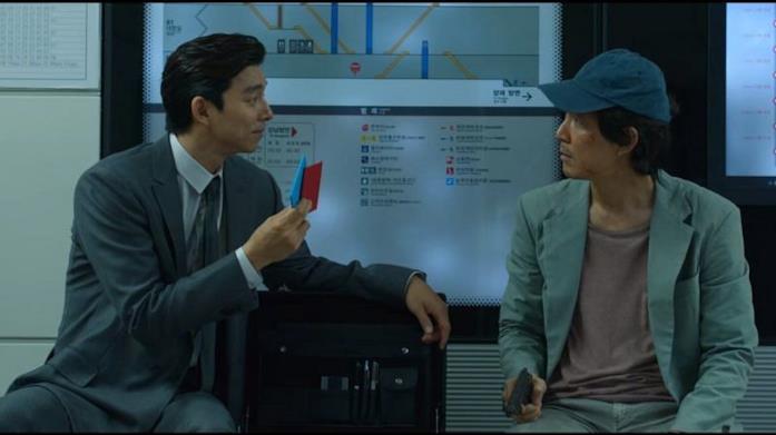 Squid Game 2: quale sarà la trama dei nuovi episodi Seong Gi-hun insieme a un uomo con un vestito elegante