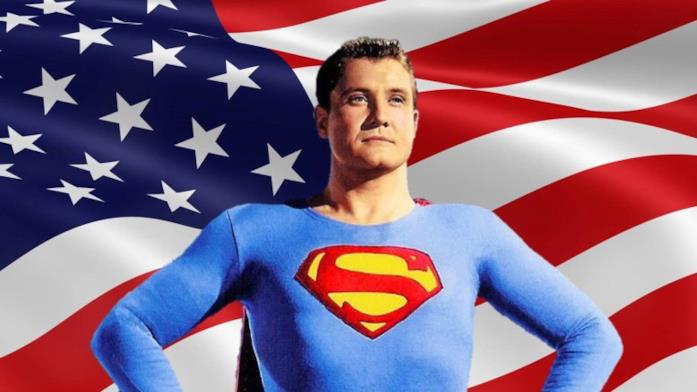 Superman interpretato da George Reeves, che ben presto diventa un idolo per i ragazzini Mezzobusto di George Reeves in costume da Superman, con bandiera americana sullo sfondo