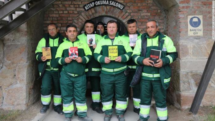 Netturbini di Ankara davanti all'ingresso della biblioteca Alcuni netturbini di Ankara in posa per una foto davanti all'ingresso della biblioteca