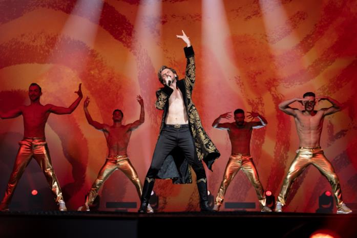 Eurovision Song Contest: la storia dei Fire Saga Alexander e i suoi ballerini si esibiscono sul palco