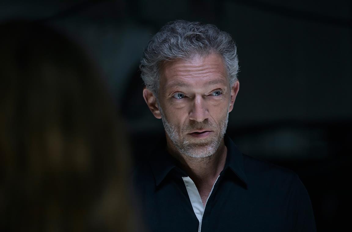 Primo piano dell'attore Vincent Cassel in una scena di Westworld