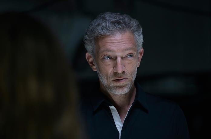 Primo piano dell'attore Vincent Cassel in una scena di Westworld